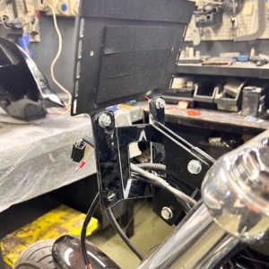 STAFFA AMPLIFICATORE PER FAIRING SOFTAIL DYNA