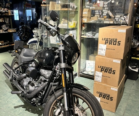 089 Garage - Retro Series V4 M8 Softail by Leather Pros 6